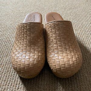 Universal Thread Basket Weave Clogs